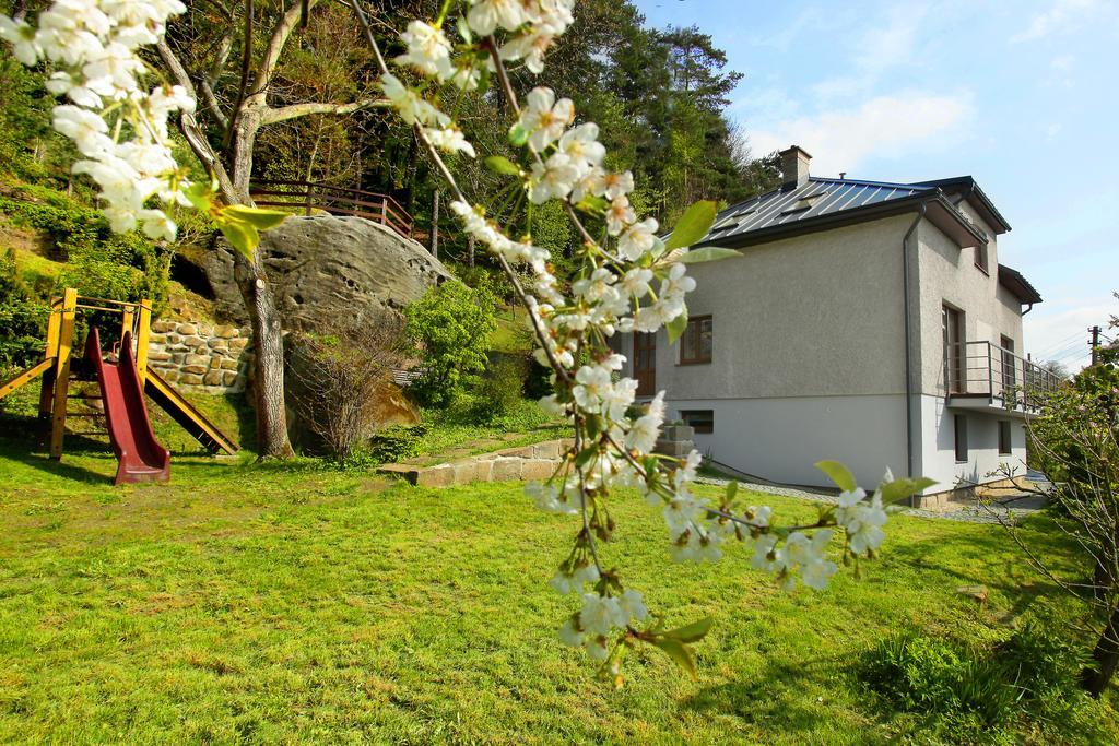 Apartman Pod Skalou V Ceskem Raji Besedice Exterior photo